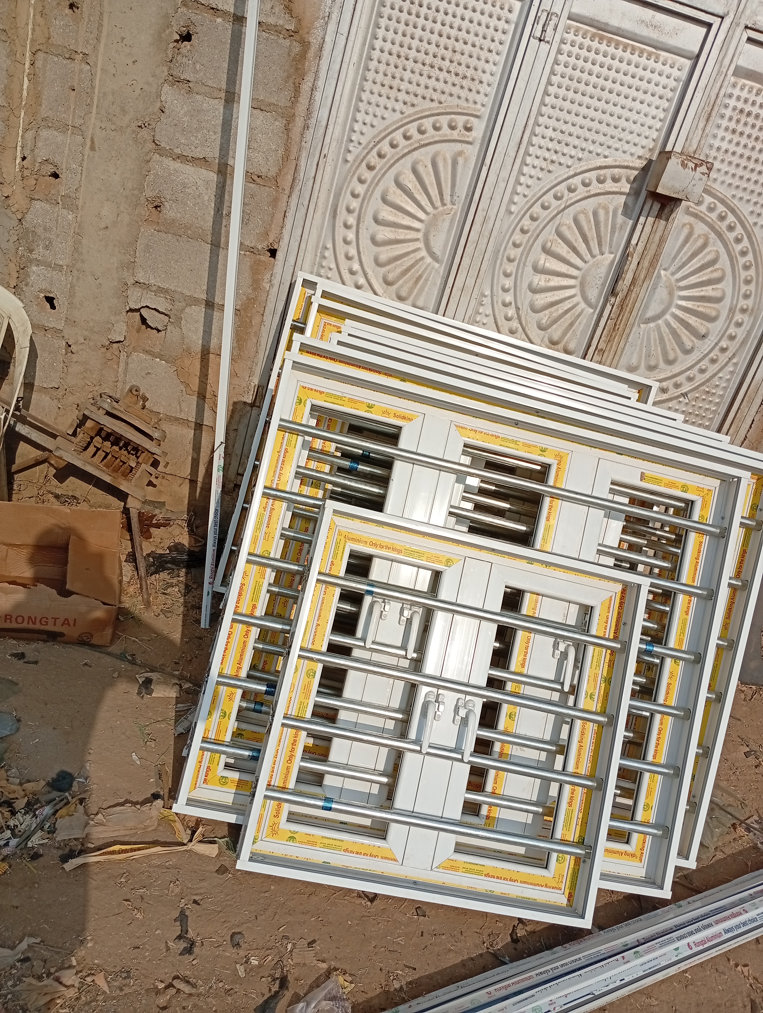 High Quality Aluminium 4by4  casement window with Galvanised pipe.